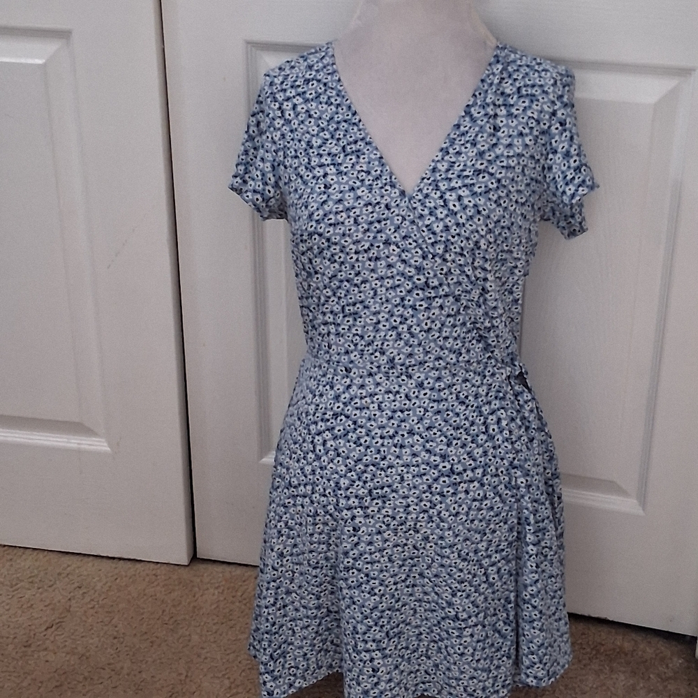 H&M Divided Blue & White Floral Wrap Dress     Size 10